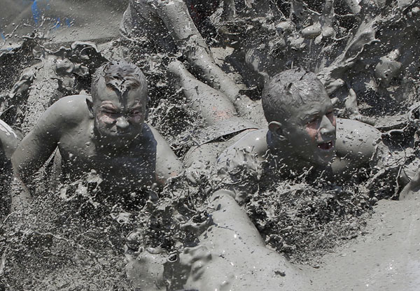 Foreign visitors play with mud during the 14th Boryeong Mud Festival at Daecheon beach in Boryeong